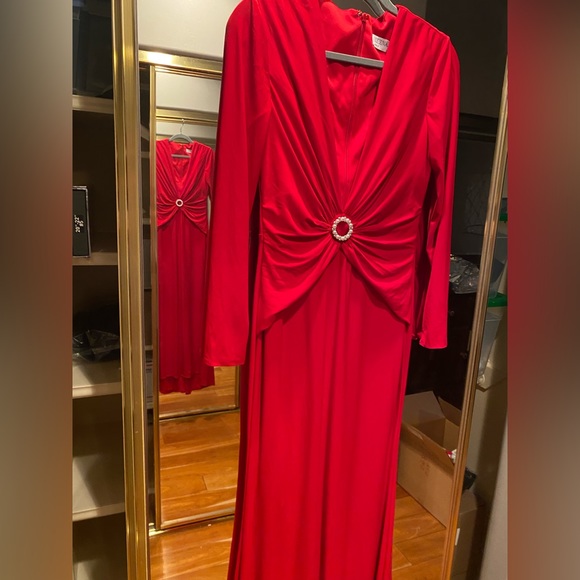 NWT MacDuggal Red plunged Gown size 6 - Picture 2 of 10